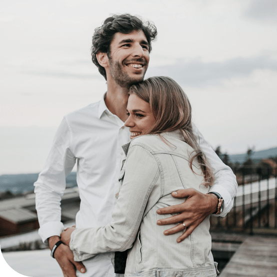 młodzi ludzie odbierający mieszkanie